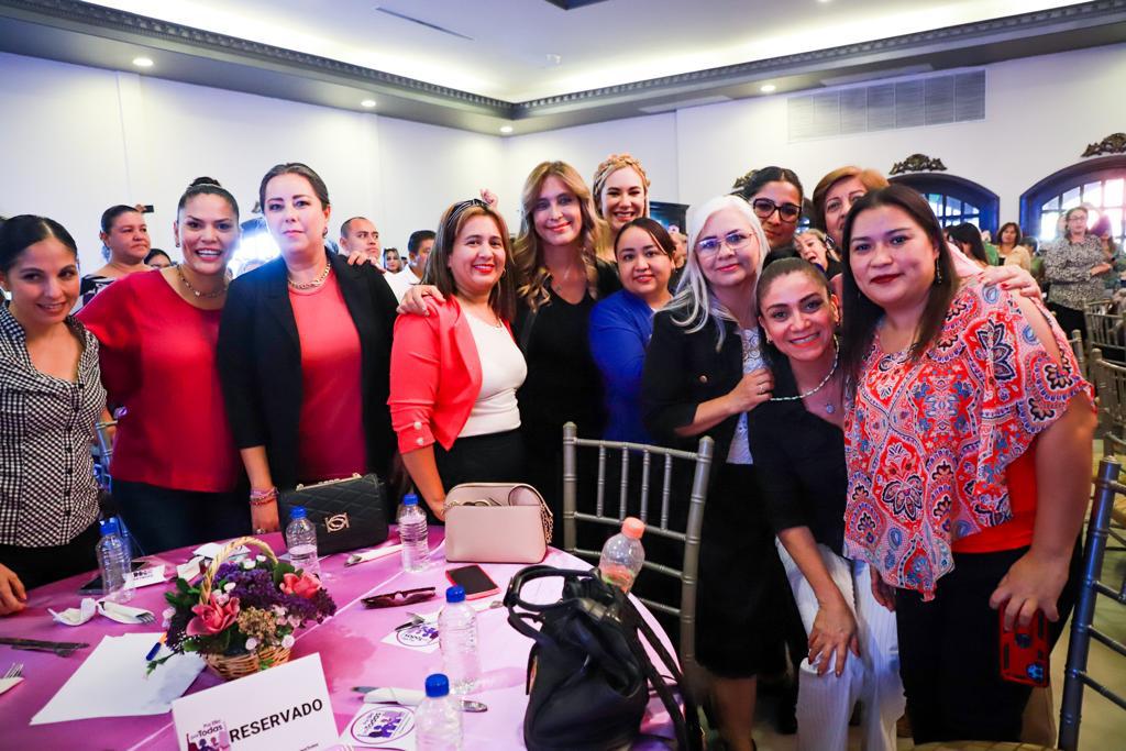 Levantan la mano mujeres de Díaz Ordaz, «Por Ella, Por Todas»