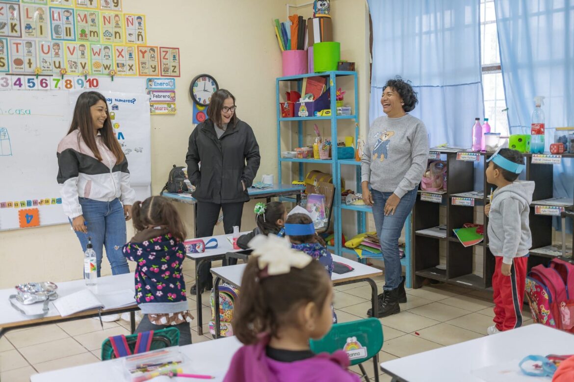 Visita secretaria de Educación escuelas para supervisar obras de infraestructura y dialogar con docentes