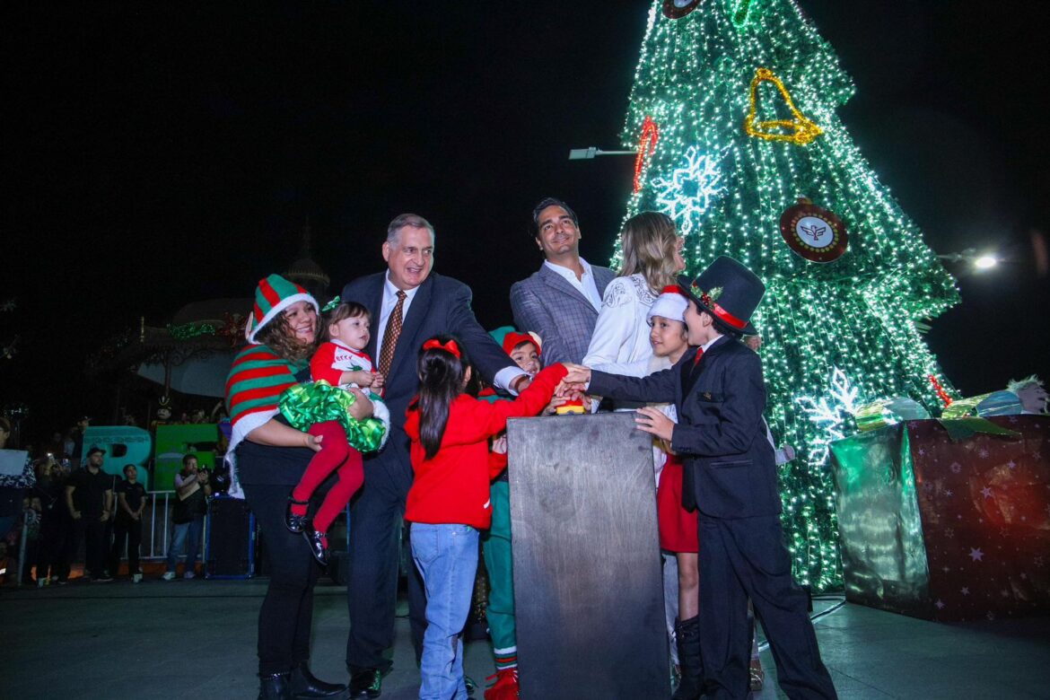 Acompañado por más de 7 Mil reynosenses el Alcalde Carlos Peña Ortiz encendió el Pino de Navidad