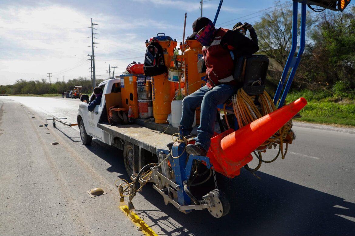 Pintan cuadrillas del Ayuntamiento de Reynosa delineado de carriles