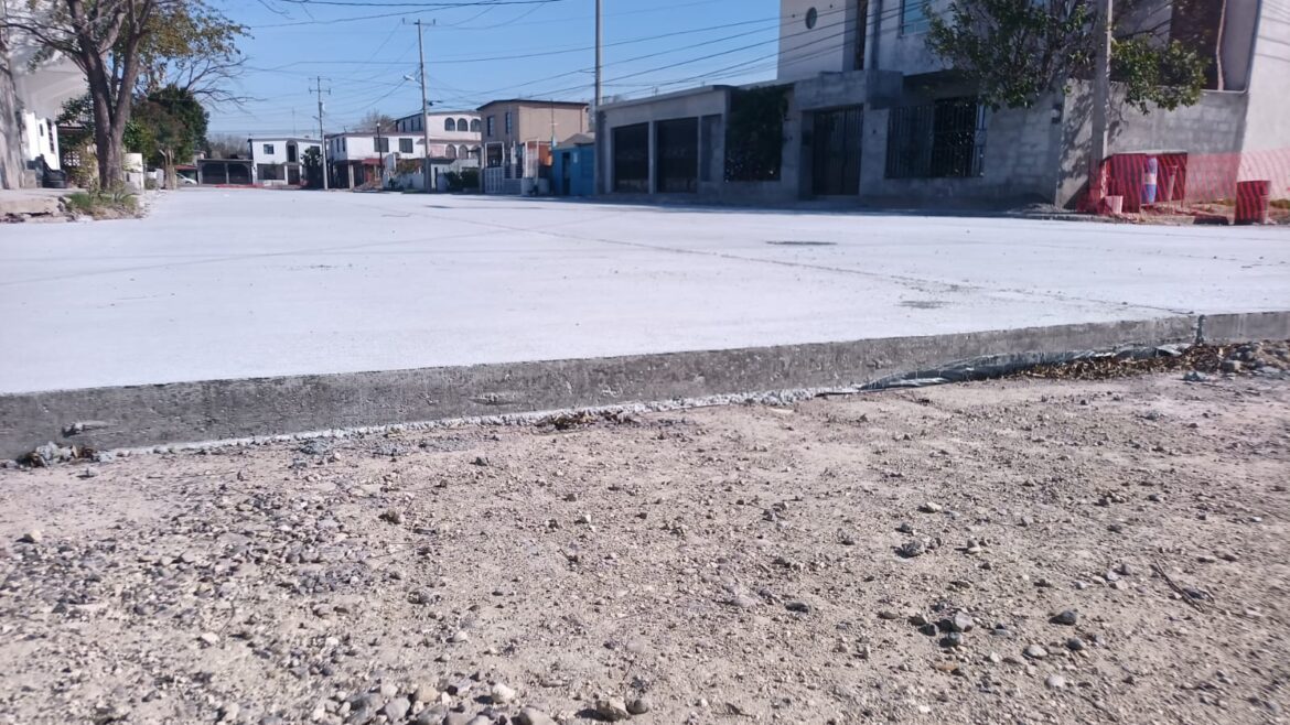 AFINA MUNICIPIO ÚLTIMOS DETALLES EN PAVIMENTACIÓN DE CALLE REVOLUCIÓN