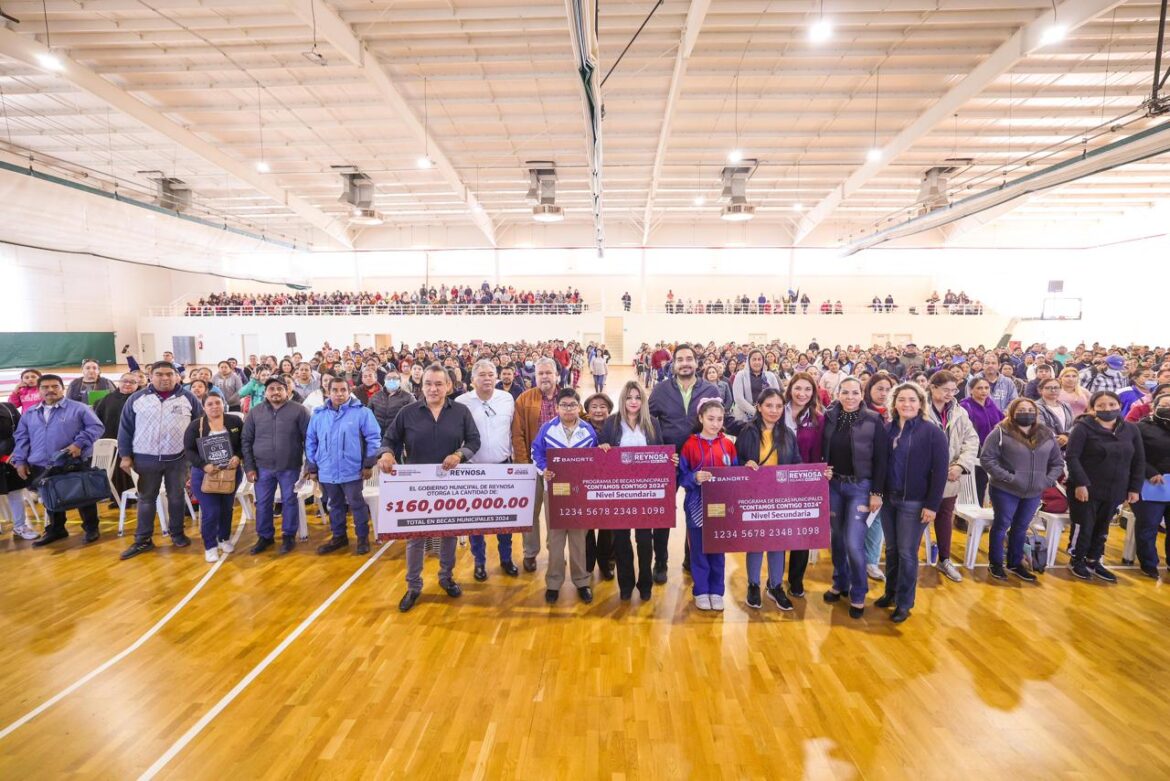 Continúa Alcalde Carlos Peña Ortiz con entrega de tarjetas de Becas para Secundaria