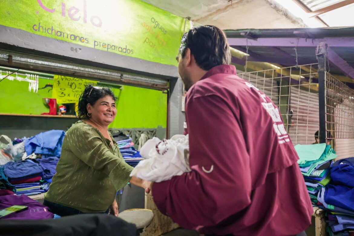 Carlos Peña en su Visita al Tianguis Jarachina, Refuerza la Unión y el Apoyo a Comerciantes y Recibe Amplio Respaldo