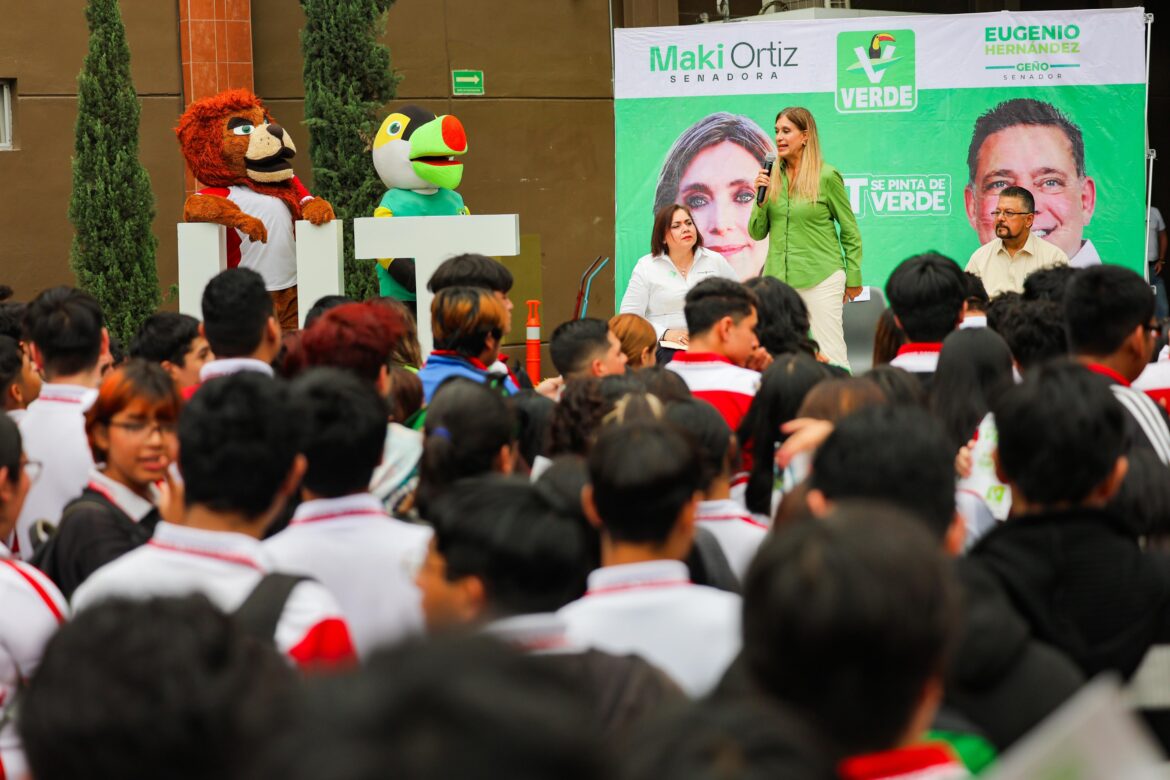 Dialogaron más de Mil universitarios con Maki Esther Ortiz Domínguez