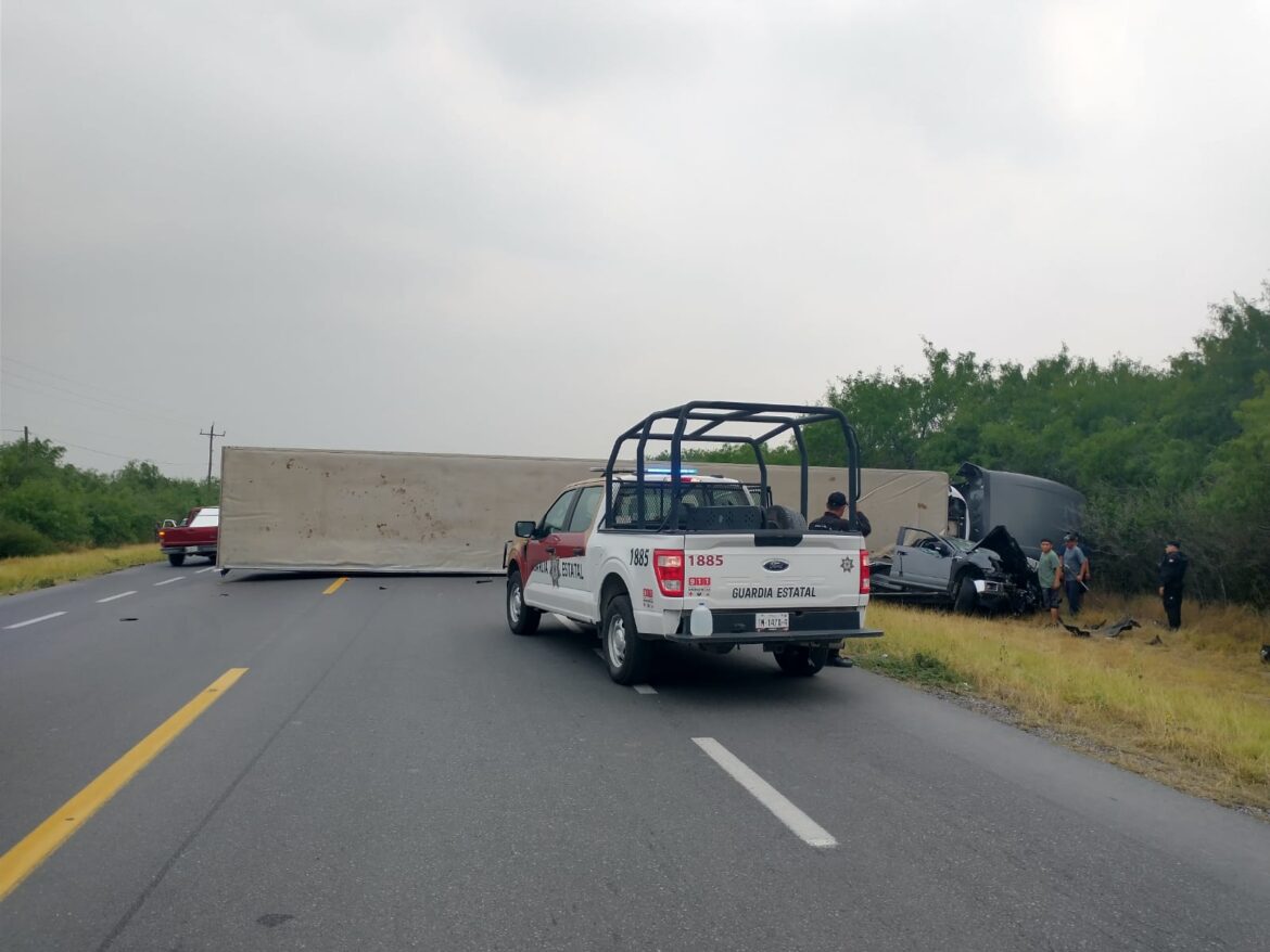 Alerta: Menores resultan lesionados en choque entre camioneta y tractocamión